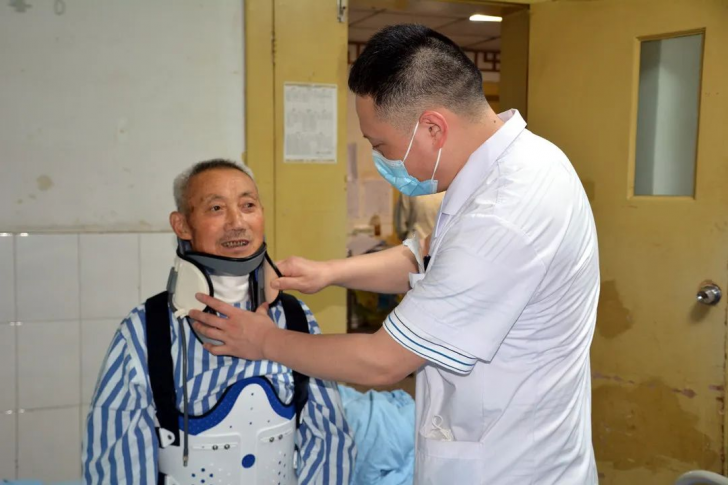 “双椎”同患病，巧手予治疗 ——看泸州市中医医院骨科大夫的手艺